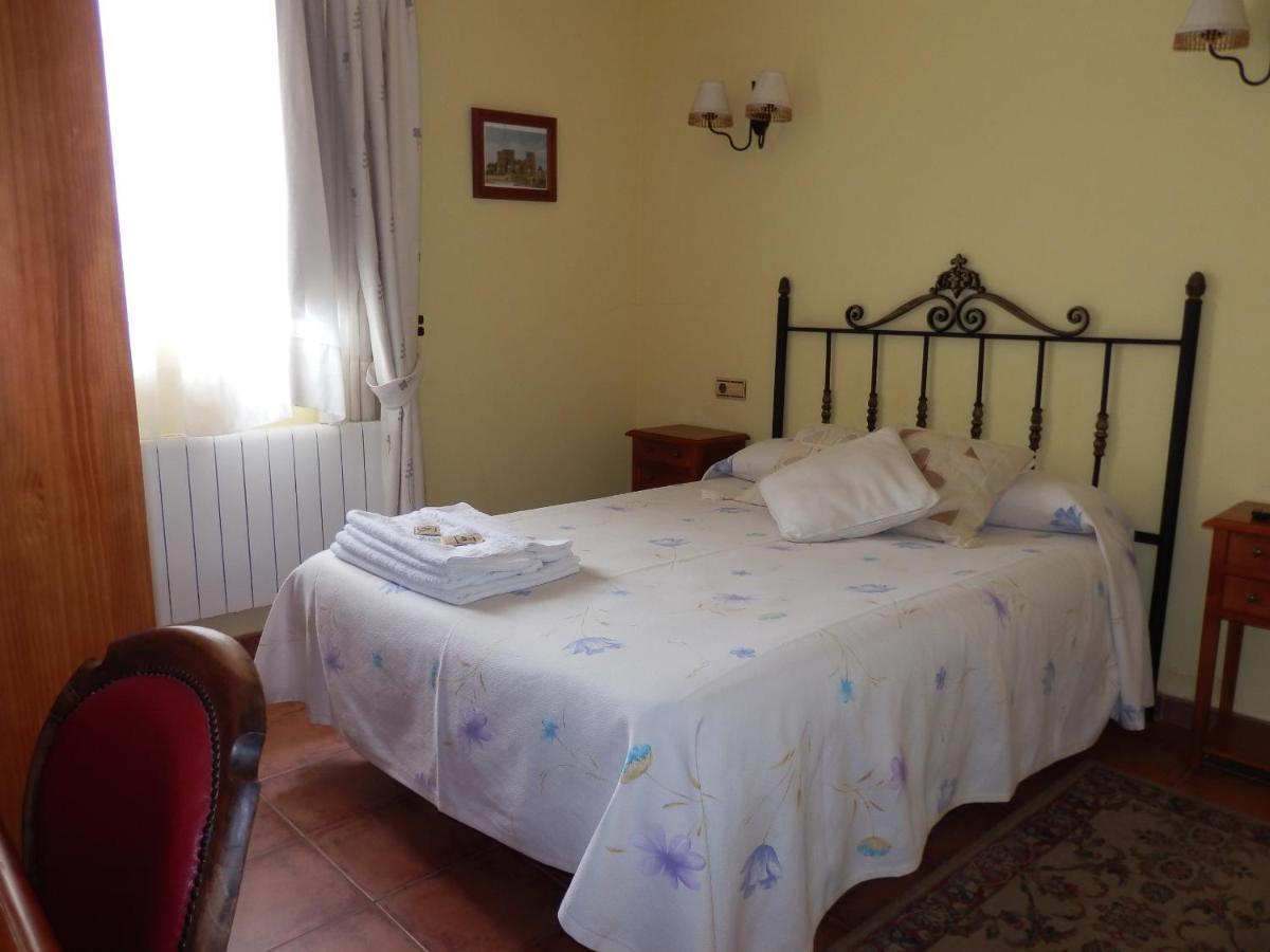 Apartamentos Turisticos Villa Y Corte Ampudia ภายนอก รูปภาพ