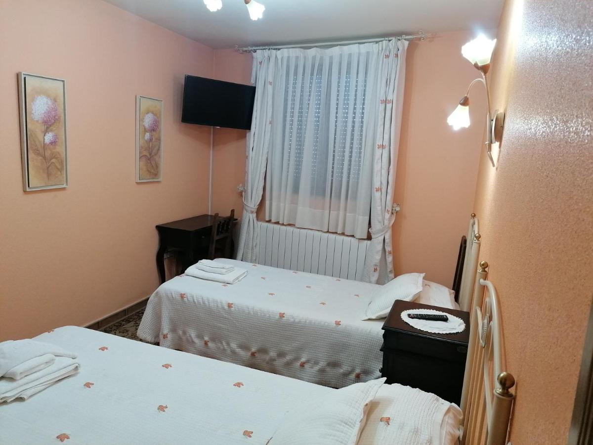 Apartamentos Turisticos Villa Y Corte Ampudia ภายนอก รูปภาพ