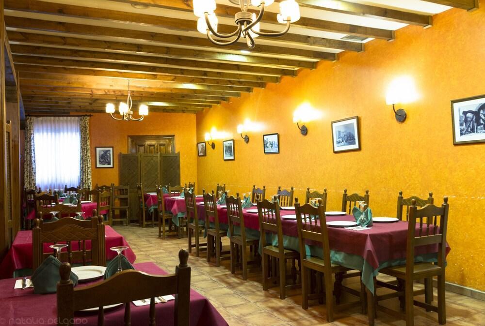 Apartamentos Turisticos Villa Y Corte Ampudia ภายนอก รูปภาพ