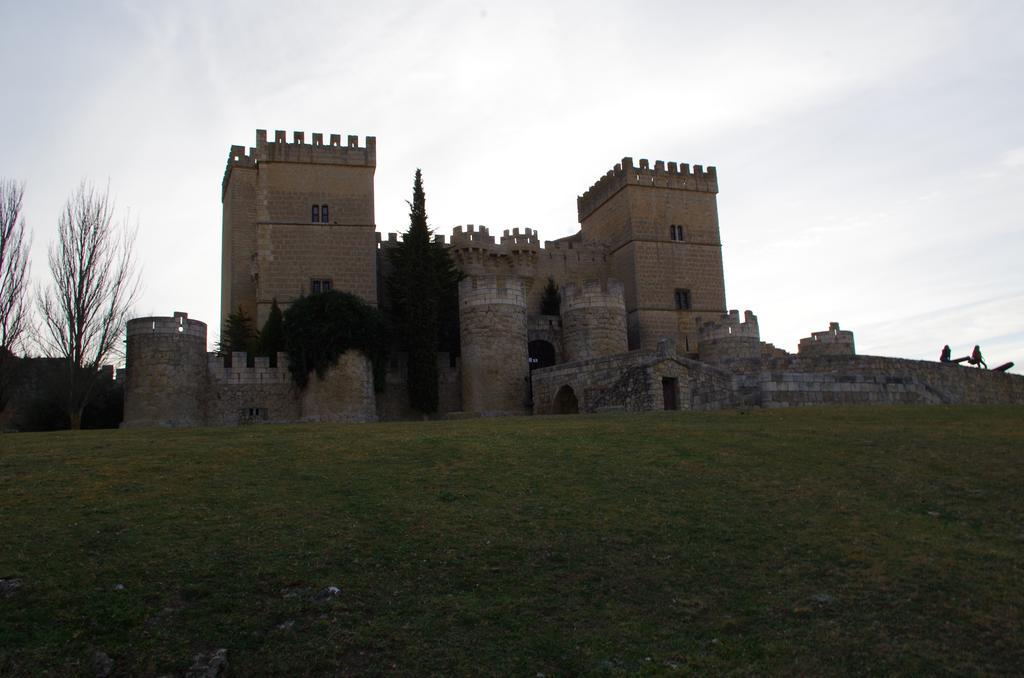 Apartamentos Turisticos Villa Y Corte Ampudia ภายนอก รูปภาพ