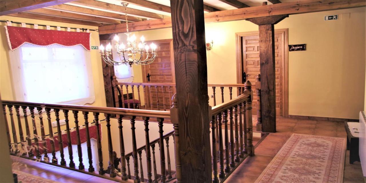 Apartamentos Turisticos Villa Y Corte Ampudia ภายนอก รูปภาพ