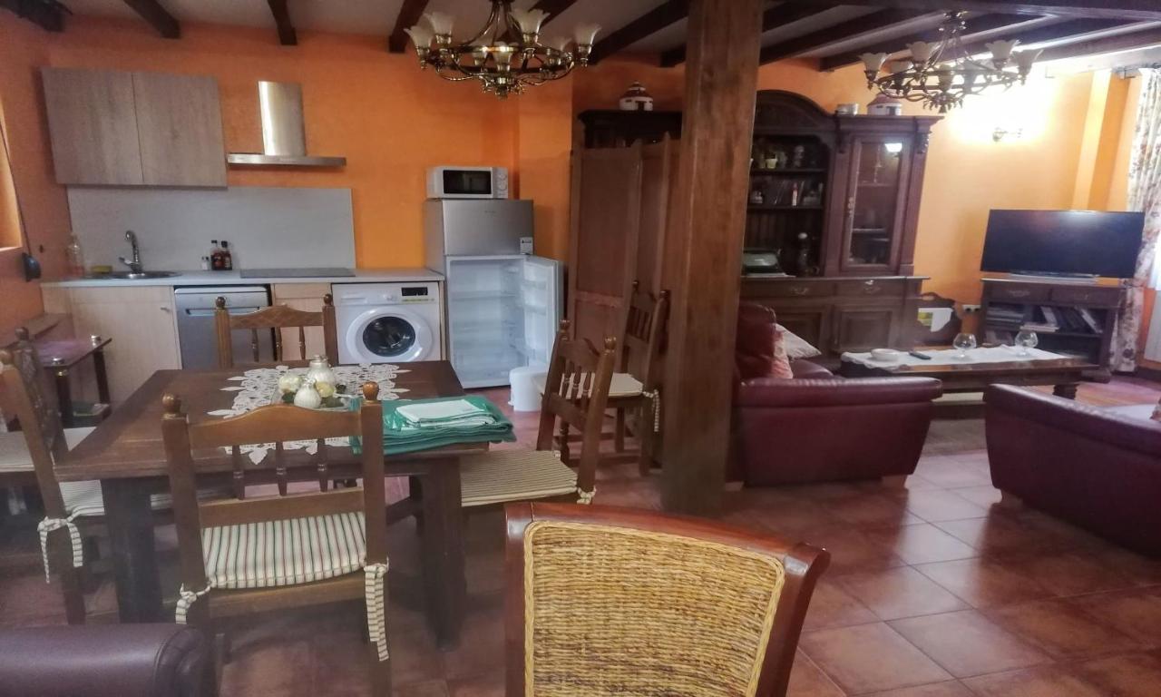 Apartamentos Turisticos Villa Y Corte Ampudia ภายนอก รูปภาพ