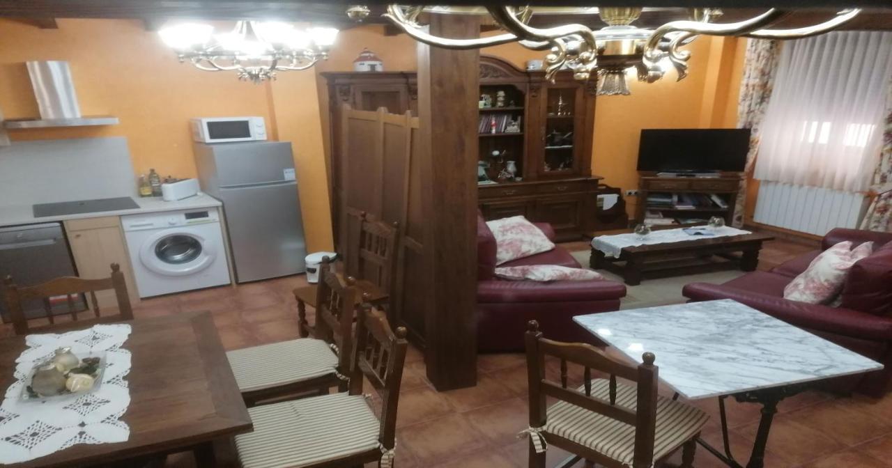 Apartamentos Turisticos Villa Y Corte Ampudia ภายนอก รูปภาพ