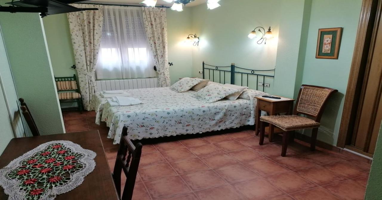 Apartamentos Turisticos Villa Y Corte Ampudia ภายนอก รูปภาพ