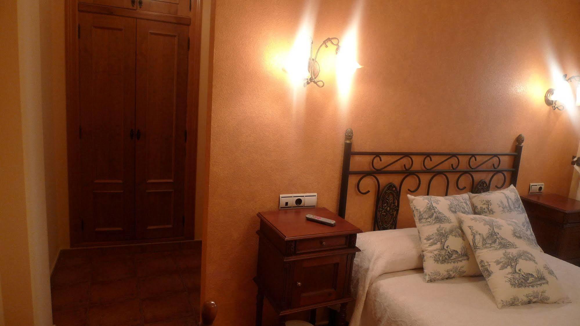 Apartamentos Turisticos Villa Y Corte Ampudia ภายนอก รูปภาพ