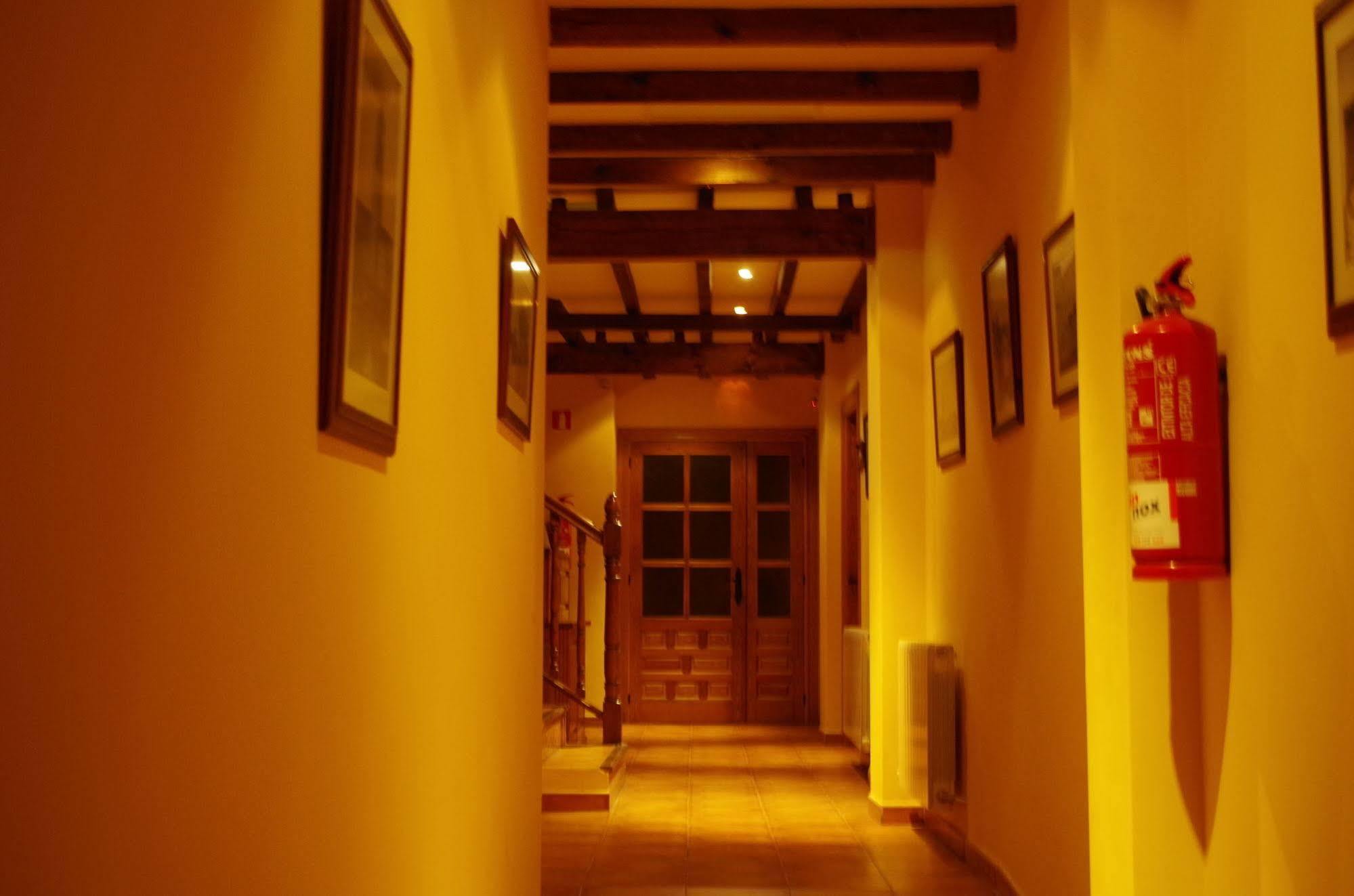 Apartamentos Turisticos Villa Y Corte Ampudia ภายนอก รูปภาพ