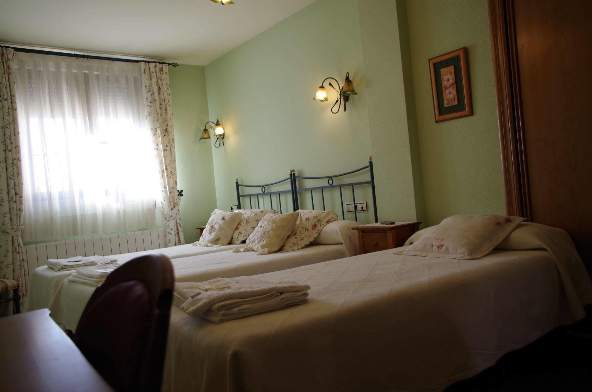 Apartamentos Turisticos Villa Y Corte Ampudia ภายนอก รูปภาพ