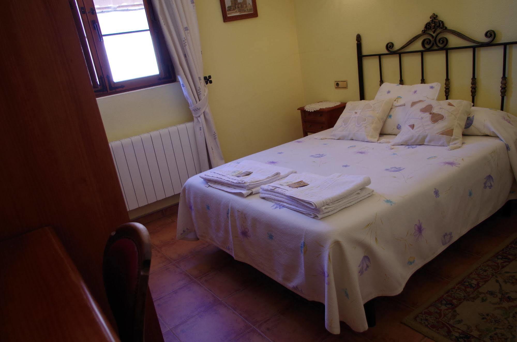 Apartamentos Turisticos Villa Y Corte Ampudia ภายนอก รูปภาพ