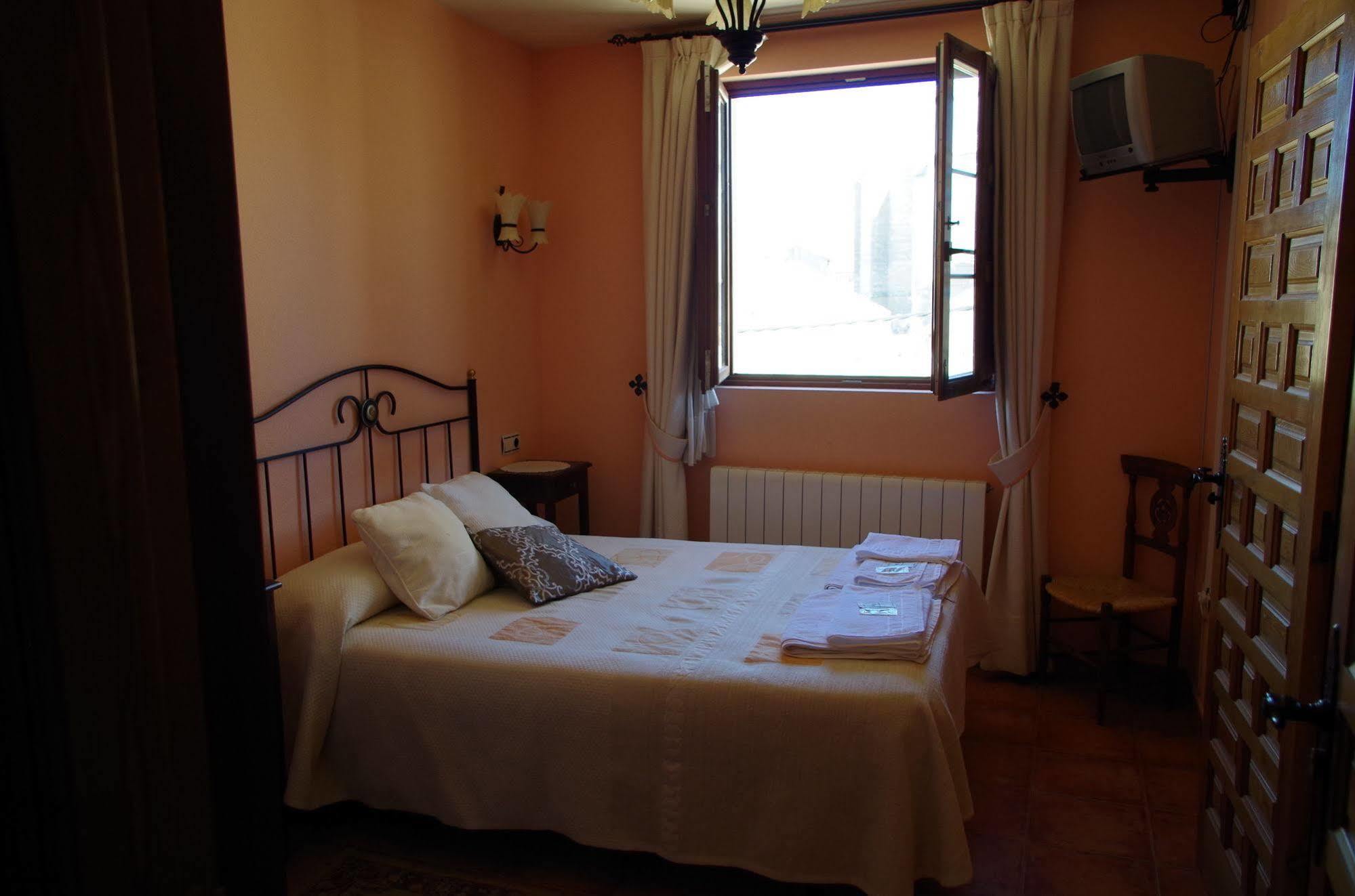 Apartamentos Turisticos Villa Y Corte Ampudia ภายนอก รูปภาพ