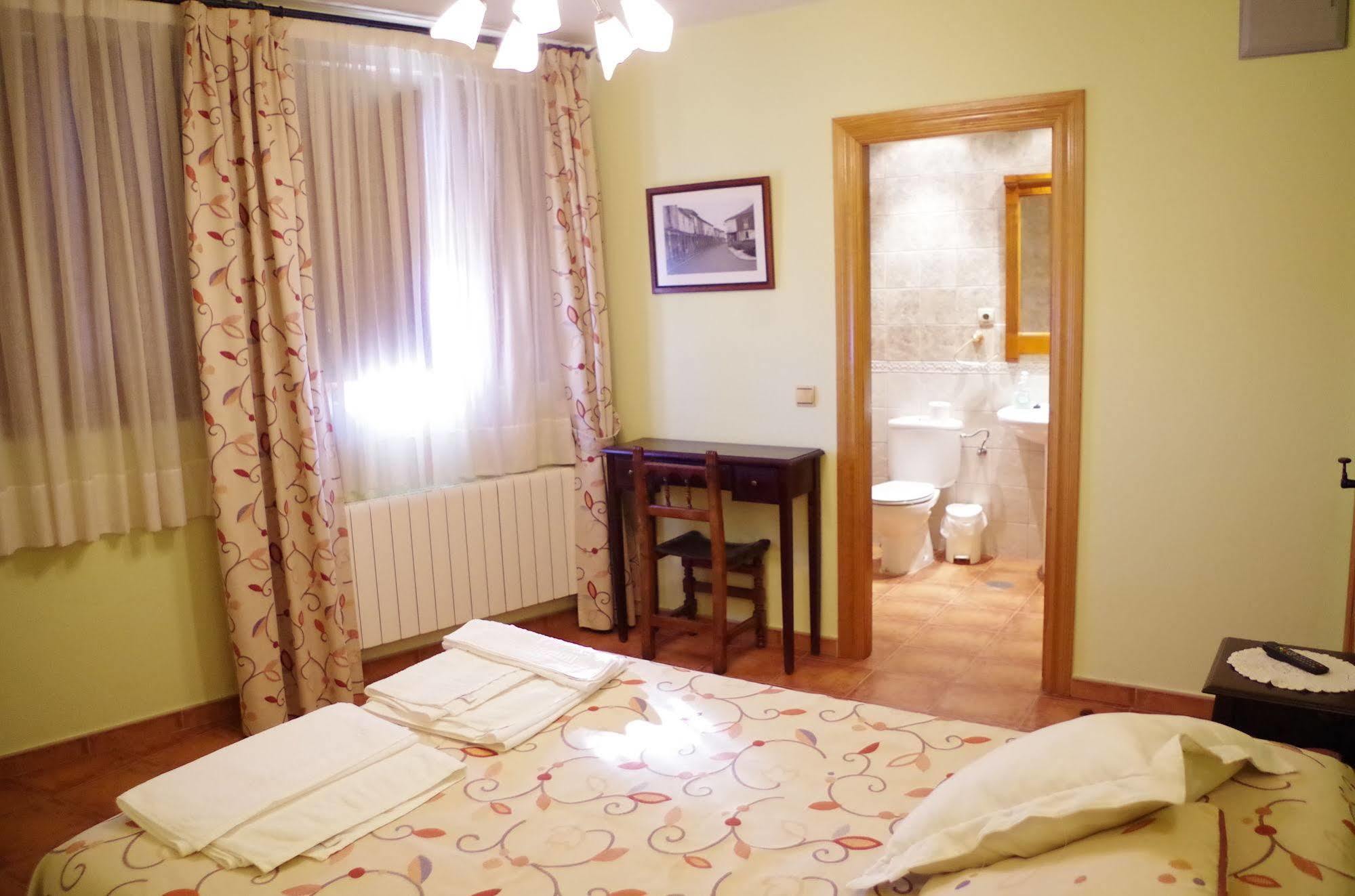 Apartamentos Turisticos Villa Y Corte Ampudia ภายนอก รูปภาพ