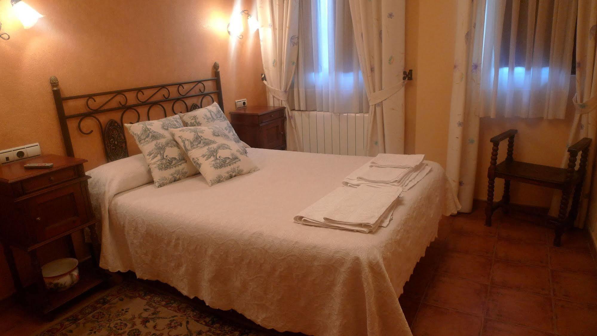 Apartamentos Turisticos Villa Y Corte Ampudia ภายนอก รูปภาพ