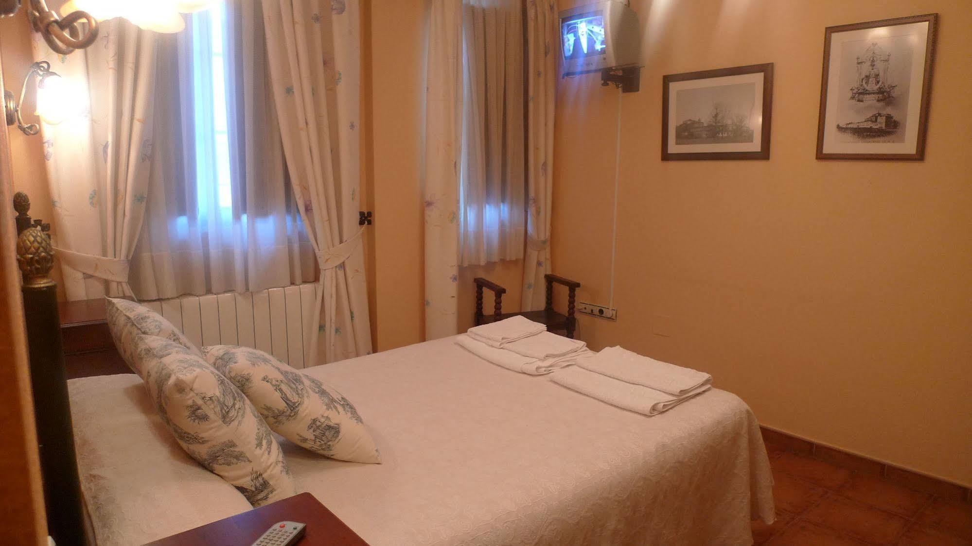 Apartamentos Turisticos Villa Y Corte Ampudia ภายนอก รูปภาพ