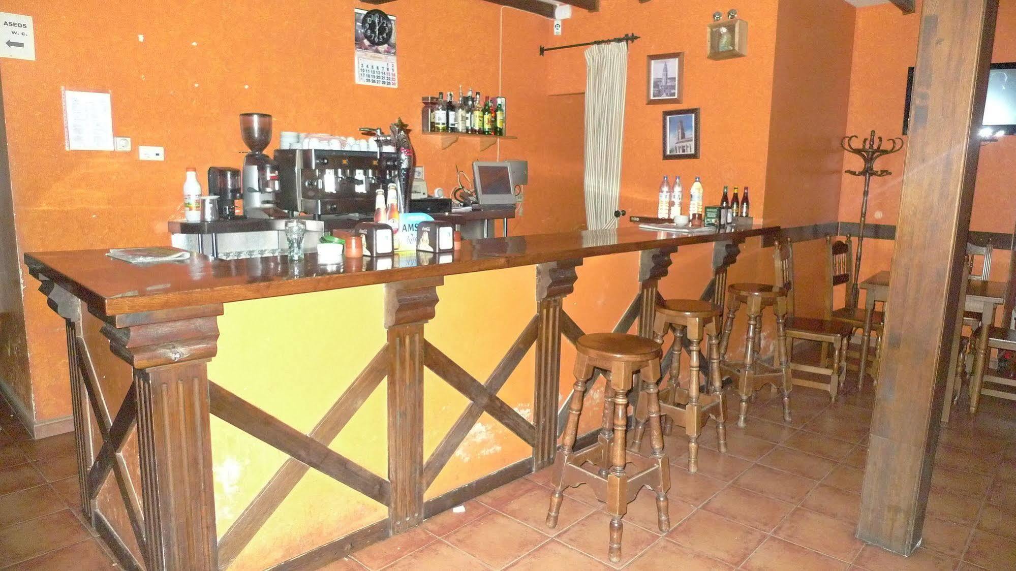 Apartamentos Turisticos Villa Y Corte Ampudia ภายนอก รูปภาพ