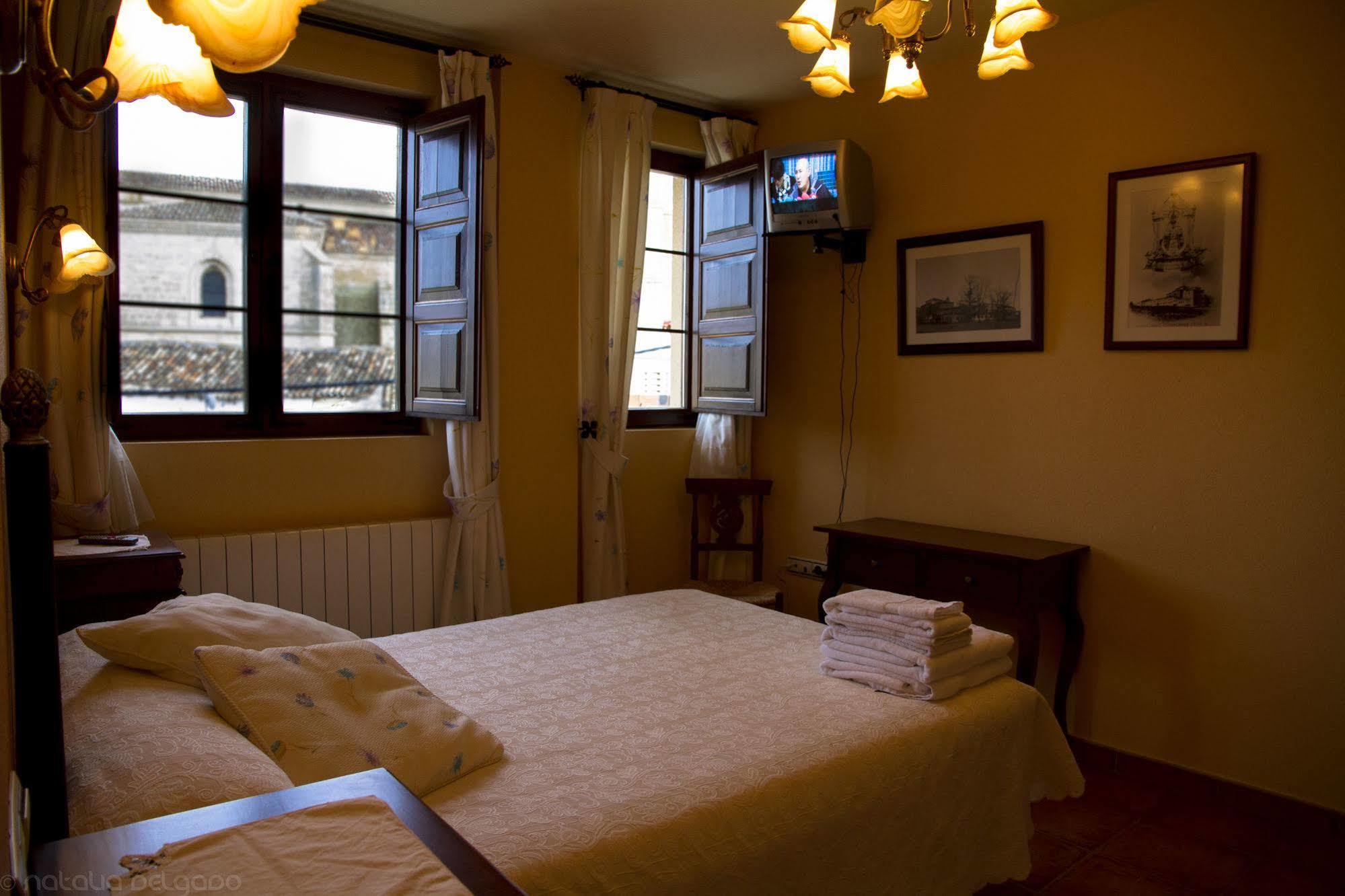 Apartamentos Turisticos Villa Y Corte Ampudia ภายนอก รูปภาพ