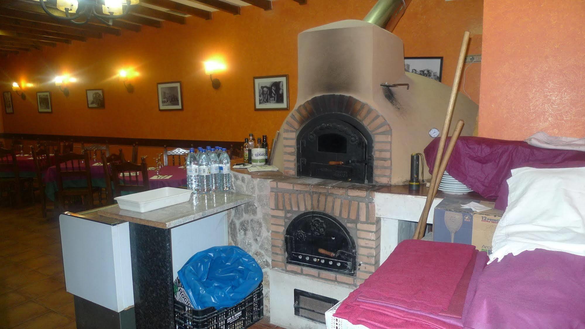 Apartamentos Turisticos Villa Y Corte Ampudia ภายนอก รูปภาพ